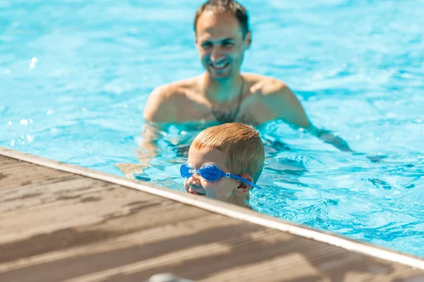 Junger Fröhlicher Vater Mit Kleinem Sohn Schwimmbad — Stockfoto