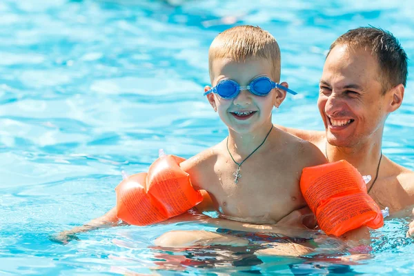 Junger Fröhlicher Vater Mit Kleinem Sohn Schwimmbad — Stockfoto