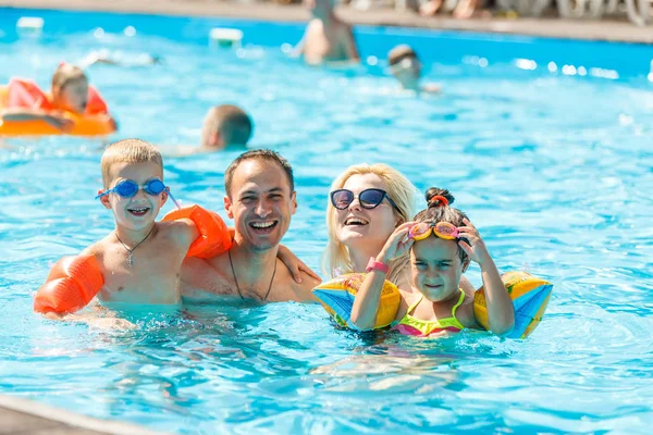 Fröhliche Familie Mit Zwei Kindern Die Spaß Schwimmbad Haben — Stockfoto