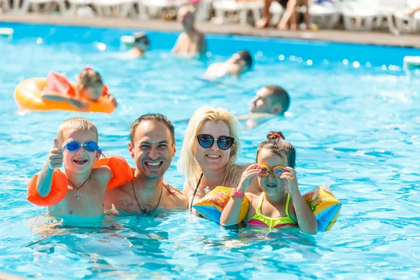 Fröhliche Familie Mit Zwei Kindern Die Spaß Schwimmbad Haben — Stockfoto