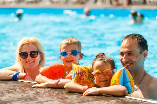 Fröhliche Familie Mit Zwei Kindern Die Spaß Schwimmbad Haben — Stockfoto