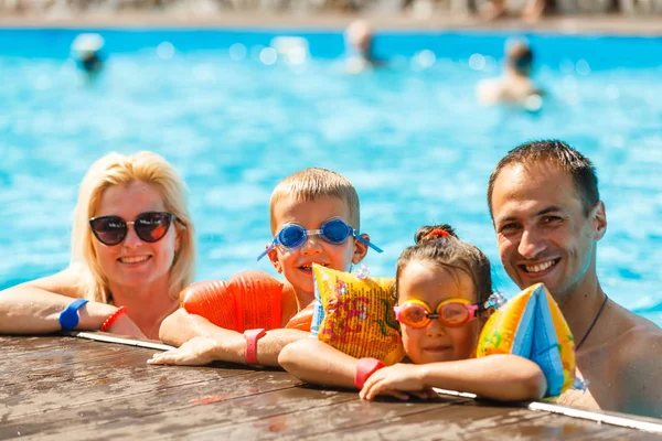 Fröhliche Familie Mit Zwei Kindern Die Spaß Schwimmbad Haben — Stockfoto