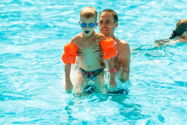 Junger Fröhlicher Vater Mit Kleinem Sohn Schwimmbad — Stockfoto