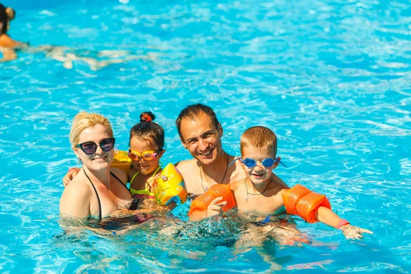 Yüzme Havuzunda Eğlenen Iki Çocuklu Neşeli Aile — Stok fotoğraf