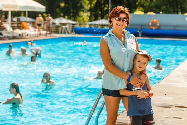 Porträt Einer Jungen Mutter Mit Sohn Die Pool Posiert — Stockfoto
