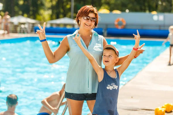 Porträt Einer Jungen Mutter Mit Sohn Die Pool Posiert — Stockfoto