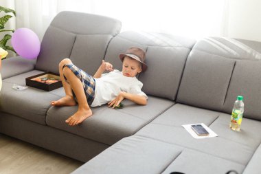 koltukta oturan çocuk 