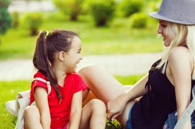 küçük kız ve anne büyüteç ile oynuyor