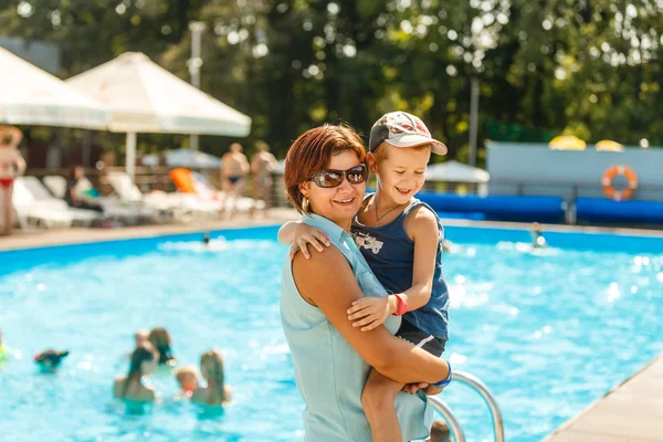 Porträt Einer Jungen Mutter Mit Sohn Die Pool Posiert — Stockfoto