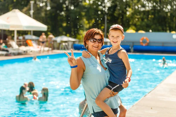 Porträt Einer Jungen Mutter Mit Sohn Die Pool Posiert — Stockfoto