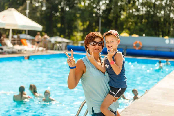 Glückliche Familie Schwimmbad — Stockfoto