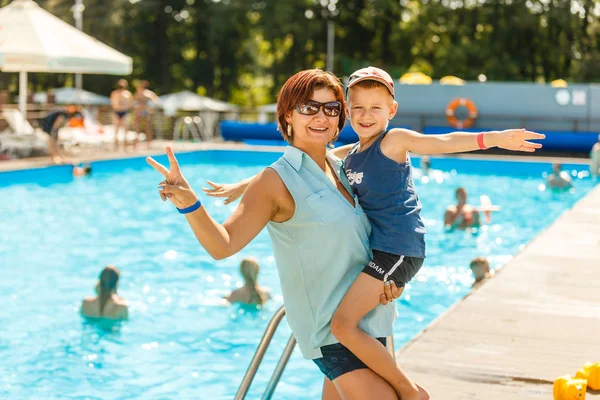 Yüzme Havuzunda Mutlu Bir Aile — Stok fotoğraf
