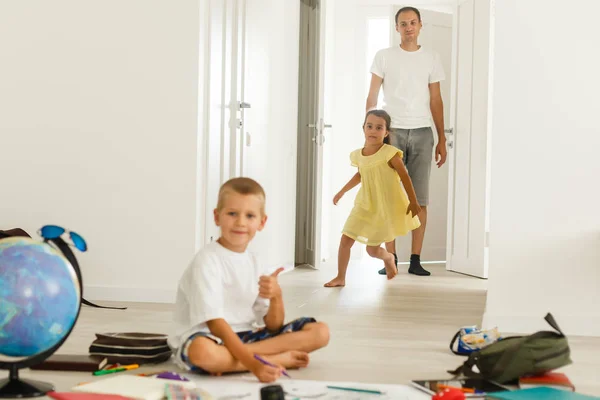 Father Daughter Son Home — Photo