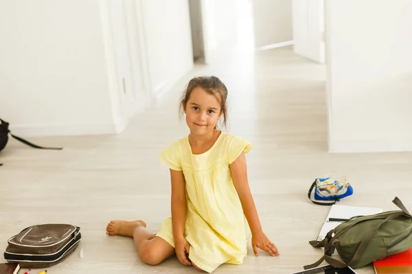 Linda Niña Vestido Amarillo Sentado Suelo — Foto de Stock