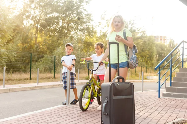 Family Park Bicycle Suitcase — Fotografia de Stock