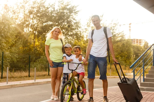 Feliz Familia Joven Alegre Con Los Niños Listos Para Las —  Fotos de Stock