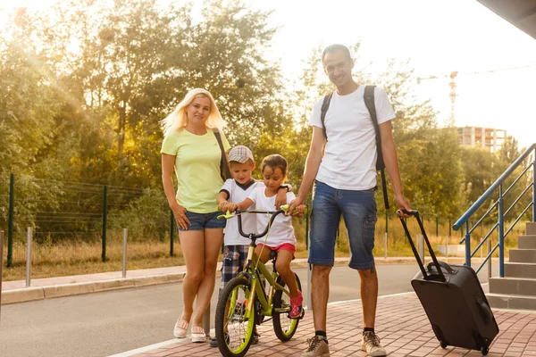 Feliz Familia Joven Alegre Con Los Niños Listos Para Las —  Fotos de Stock