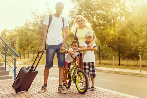 Glücklich Fröhliche Junge Familie Mit Kindern Bereit Für Den Urlaub — Stockfoto
