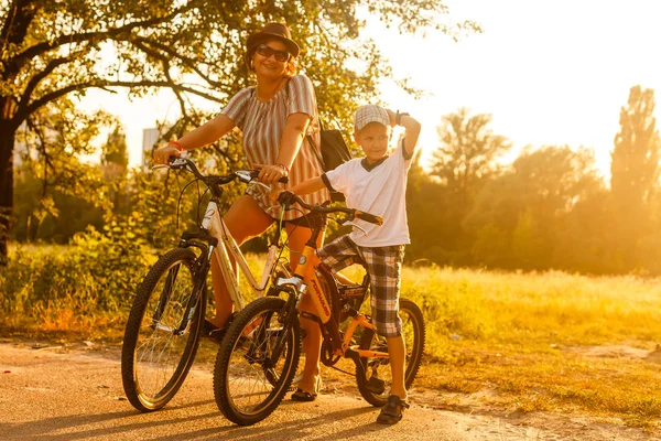 Mujer Feliz Con Hijo Montando Bicicletas Atardecer — Foto de Stock
