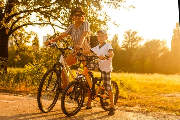 Mujer Feliz Con Hijo Montando Bicicletas Atardecer — Foto de Stock