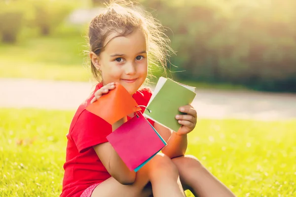 Kleines Mädchen Wählt Farbe Auf Farbpalette — Stockfoto