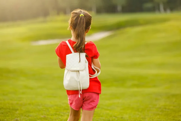 Kleine Brunette Meisje Met Plezier Groene Golfveld — Stockfoto