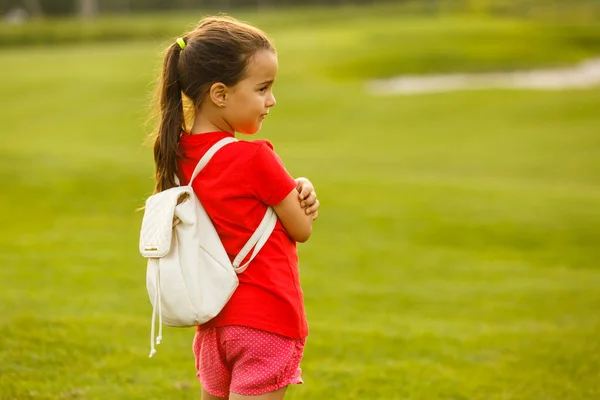 Kleine Brunette Meisje Met Plezier Groene Golfveld — Stockfoto