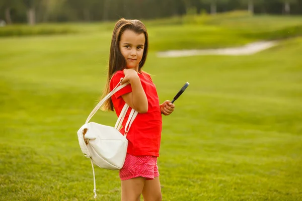 Kleine Brunette Meisje Met Plezier Groene Golfveld — Stockfoto