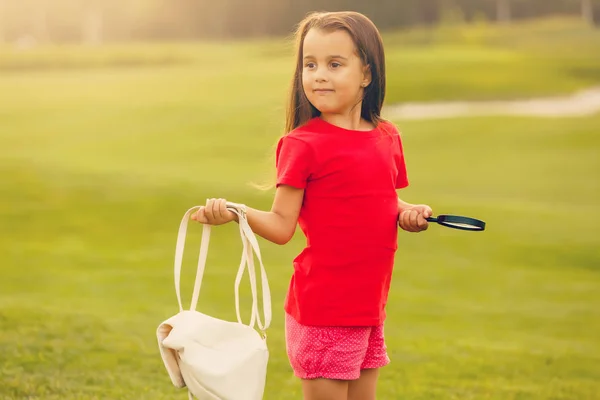 Kleine Brunette Meisje Met Plezier Groene Golfveld — Stockfoto