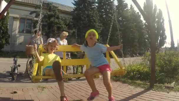 Çocuklar Birlikte Dışarıda Sallanıyorlar — Stok video