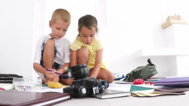 Předškolní chlapec a dívka hraje na podlaze s Vzdělávací hračky