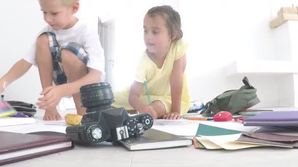 Garçon Fille Âge Préscolaire Jouant Sur Sol Avec Des Jouets — Video