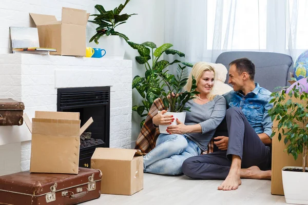 Gelukkige Jonge Paar Met Dozen Verplaatsen Naar Nieuwe Thuis — Stockfoto