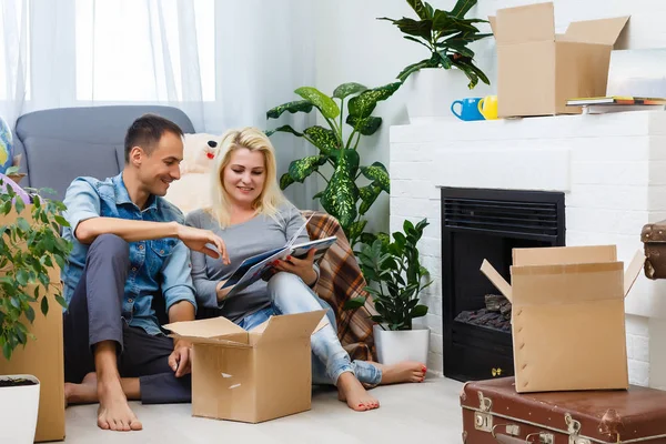 Pareja Joven Suelo Después Moverse Buscando Fotolibro — Foto de Stock