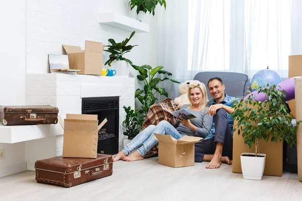 Young Couple Floor Moving Looking Photobook — Stock Photo, Image