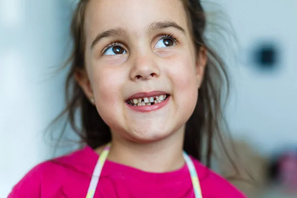 Niña Camiseta Rosa Mostrando Los Huecos Los Dientes —  Fotos de Stock