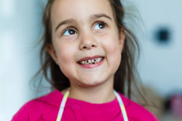 Malá Holčička Růžovém Tričku Ukazující Zuby — Stock fotografie