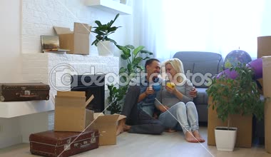 Genç bir çift söz ve kahve fincanı evde şömine yakın katta otururken sarılma