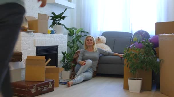 Sarılma Evde Şömine Yakın Katta Otururken Kadınla Öpüşürken Dostum — Stok video