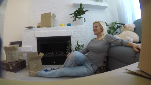 Man Sitter Golvet Och Kramas Kvinna Nära Spis Hemma — Stockvideo