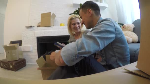 Mladý Pár Uvedení Rodinného Alba Krabici Zatímco Sedí Podlaze Doma — Stock video
