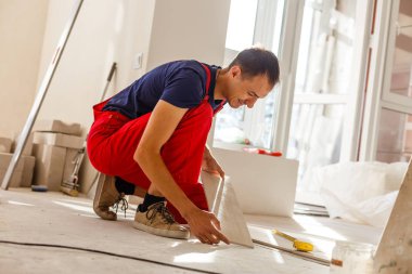 Genç adam seramik yer karoları yükleme