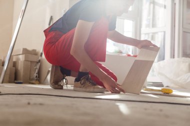 Genç adam seramik yer karoları yükleme