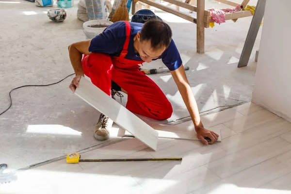 Junger Mann Verlegt Keramische Bodenfliesen — Stockfoto