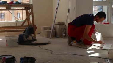 Genç adam seramik yer karoları yükleme