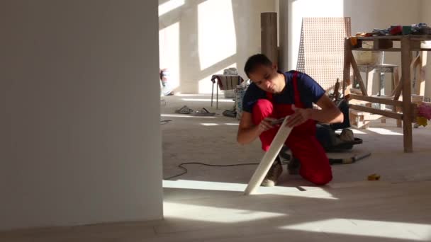 Junger Mann Verlegt Keramische Bodenfliesen — Stockvideo