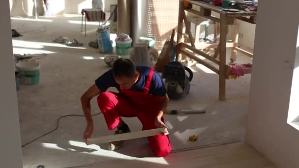 Молодий Чоловік Встановлює Керамічну Плитку Підлоги — стокове відео