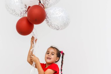 renkli balonlar grup ile neşeli küçük kız