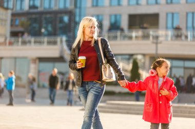 Genç Anne ve kızı kentsel şehirde yürüyüş 