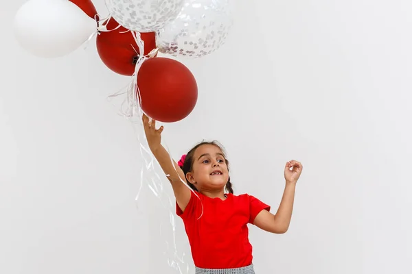 Fröhliches Kleines Mädchen Mit Bunten Luftballons — Stockfoto
